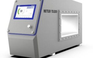 Prednja i bočna strana Mettler Toledo tunelskog industrijskog metal detektora.